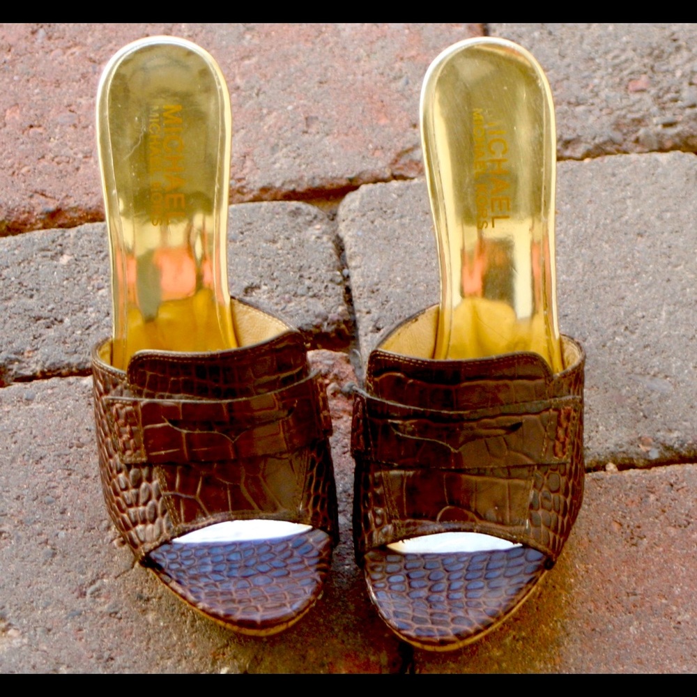 Women’s heeled open toe and open back shoe